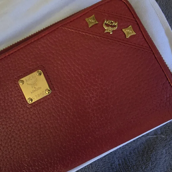 MCM Red Leather Zip-Around Wallet | Gold Hardware | Vintage Authentic - Picture 4 of 14
